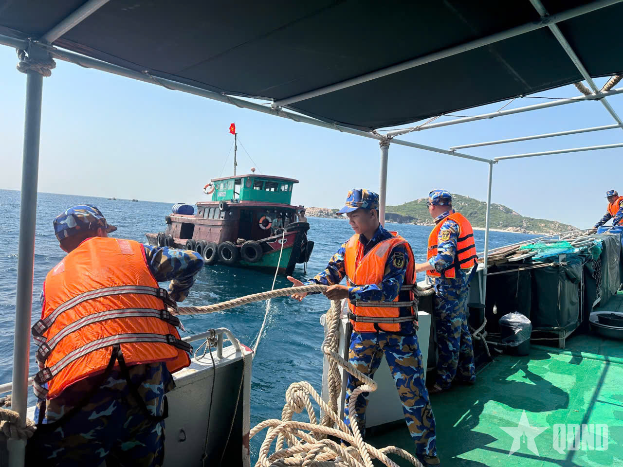 Tàu 785 (Lữ đoàn 955) kịp thời cứu kéo ghe cá bị hỏng máy trên biển